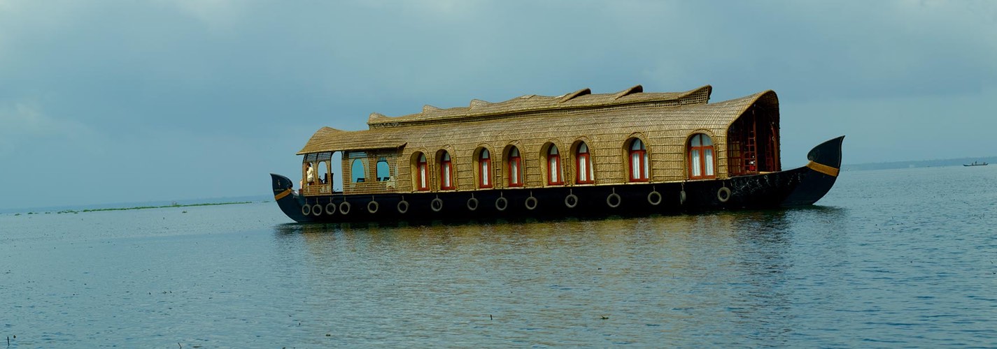 Luxury Accommodation - Kumarakom Lake Resort - Houseboats